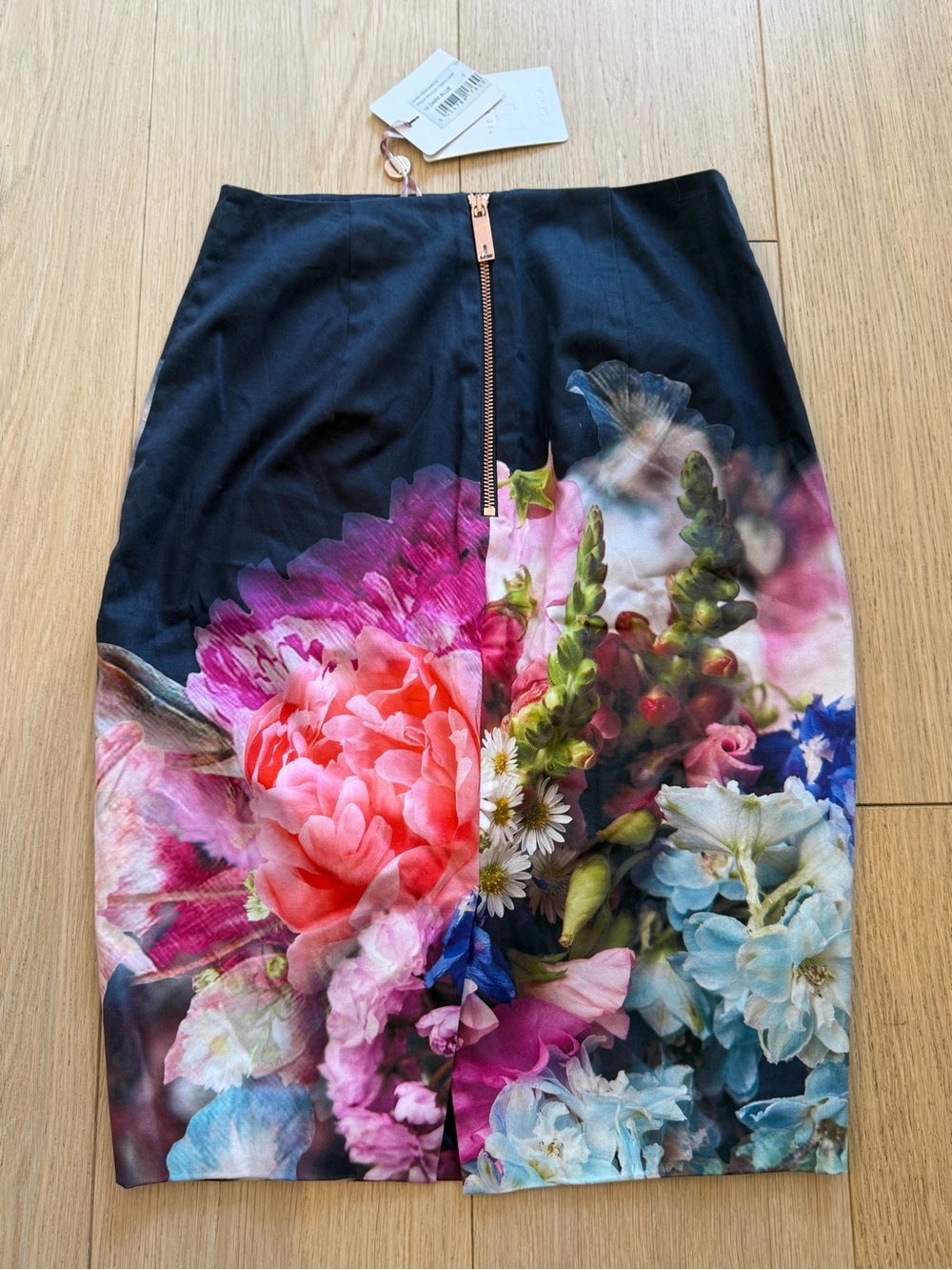 Ted Baker London Floral Pencil Skirt Size 0 NWT Dark Blue Bouquet Print Designer - Picture 2 of 5